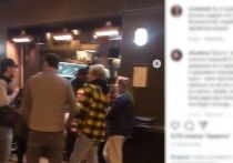 Корреспондент Первого канала Кристина Левиева опубликовала в своем Instagram видео, на котором запечатлены толпы жителей Москвы в центре города возле увеселительных заведений в пятницу вечером