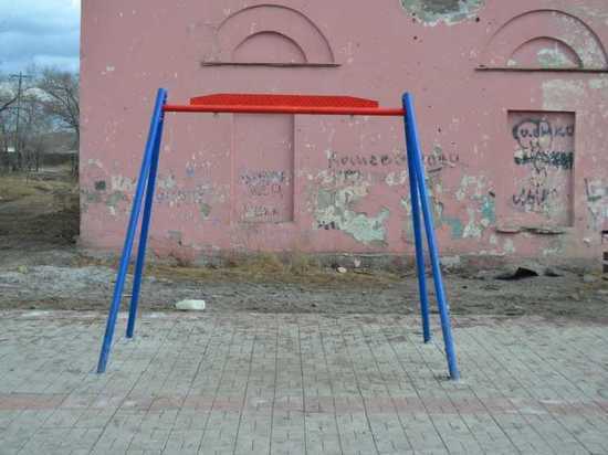 В Черногорске вандалы украли качели и повредили смешариков в сквере