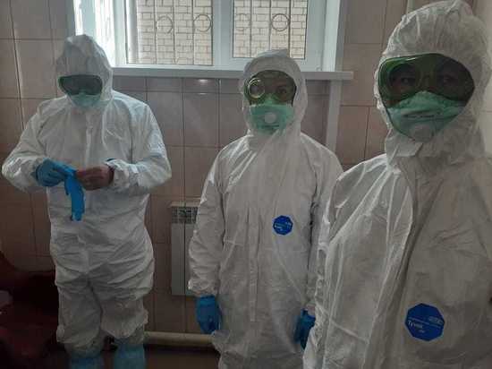 В Рязани сотрудникам скорой помощи подарили противоинфекционные костюмы