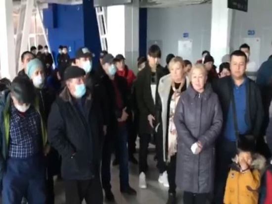 Кыргызстанцы, живущие в аэропорту Новосибирска 10 дней, объявили голодовку