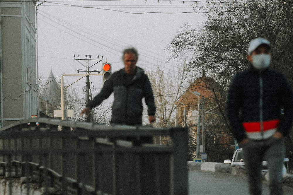 Кадры карантина в Астрахани: люди в масках, пустые улицы и неработающие заведения 