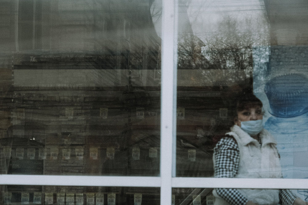 Кадры карантина в Астрахани: люди в масках, пустые улицы и неработающие заведения 