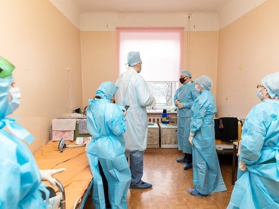 Губернатор Псковской области побывал в инфекционной больнице