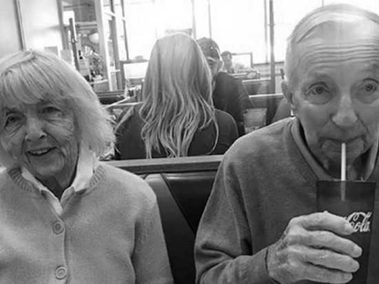 В США прожившие вместе 65 лет супруги скончались от коронавируса