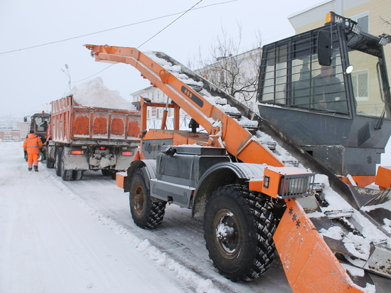 Коммунальщики Магадана в дни карантина убирают снег в обычном режиме