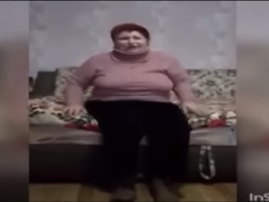 Жительница Украины, стоя на коленях, извинилась за распространение коронавируса
