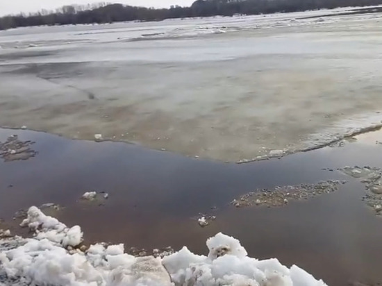 В районе Кирова на Вятке тронулся лёд