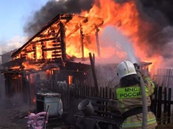Ребенок устроил пожар во дворе дома в Чите
