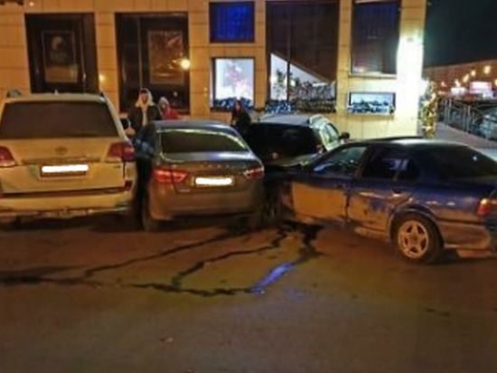 В Казани водитель «БМВ» протаранил авто на парковке и скрылся