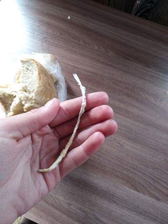Верёвка в булке хлеба вызвала недоумение жительницы Ленинска-Кузнецкого