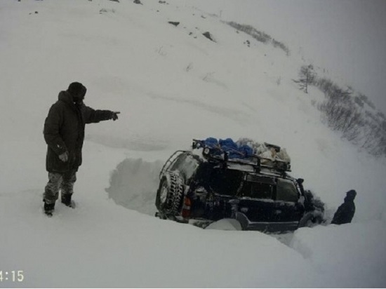 Трое рыбаков в Магаданской области попали в снежный плен на Toyota Prado