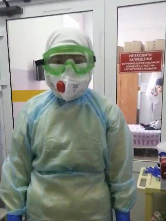 В инфекционной больнице Улан-Удэ показали, как врачи одевают противочумный костюм