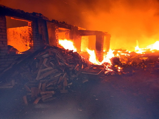 На Смоленщине из горящего дома через окно спасалась семья с детьми