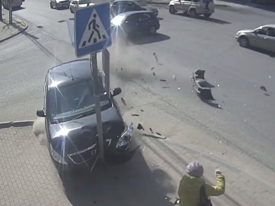 Наезд иномарки на пешехода в Калуге попал на видео