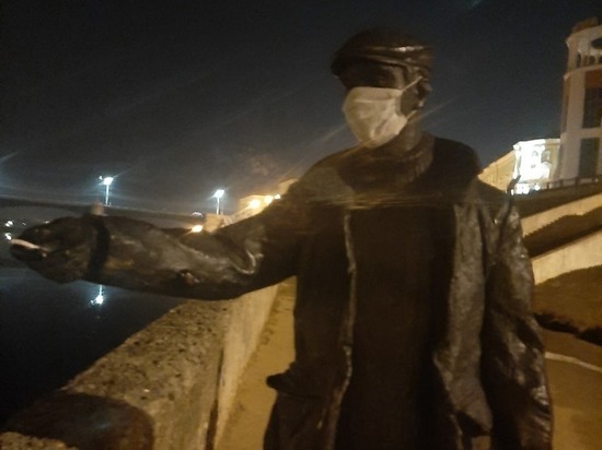 В Твери на памятник рыбаку надели медицинскую маску