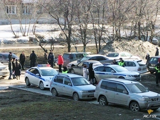 В Новосибирске водитель протаранил во дворе пять соседских автомашин
