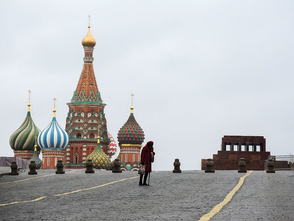 Вид пустой Красной площади и безлюдного метро запечатлела камера