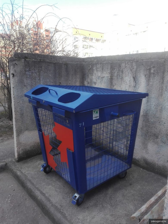 В Пскове установили контейнеры для сбора пластика