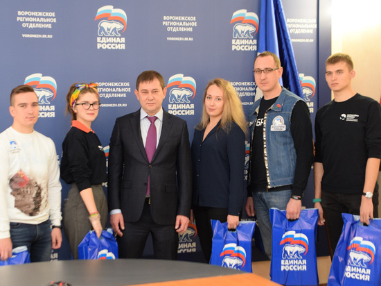Владимир Нетёсов передал волонтерам первую партию защитных масок