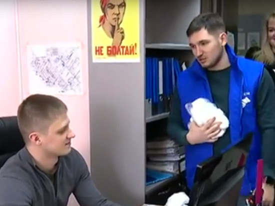 В Муравленко активисты шьют маски и раздают их работающим