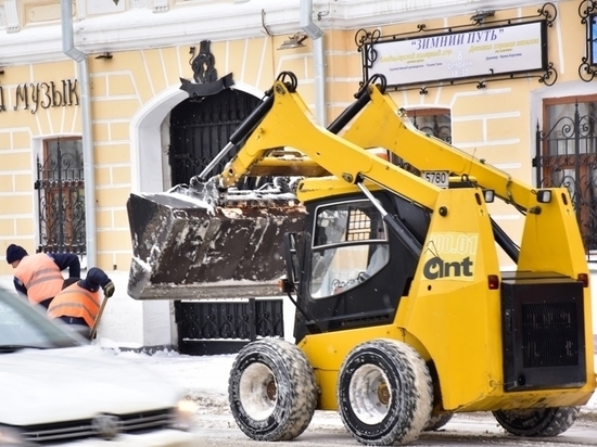 Более сорока спецмашин вышли на уборку Владимира от снега