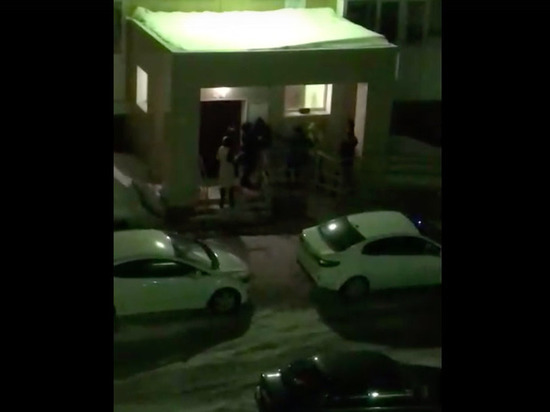 В Ноябрьске молодежь устроила ночью у подъезда зажигательные танцы