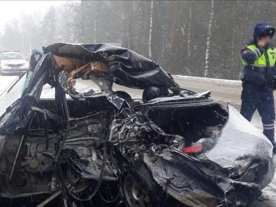 В Ивановской области после столкновения с большегрузом легковой автомобиль превратился в груду металла