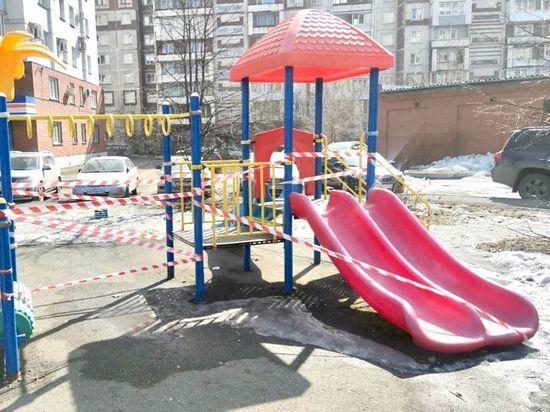 Новокузнецкие власти обязали коммунальщиков перекрыть доступ к детским площадкам
