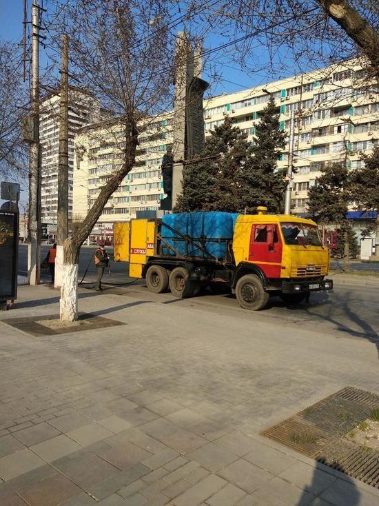 В Волгограде круглосуточно моют опустевшие дороги и остановки
