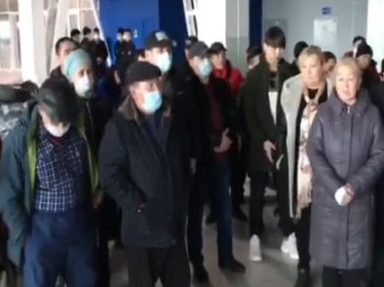 Кыргызстанцев из новосибирского аэропорта обеспечили едой и жильем