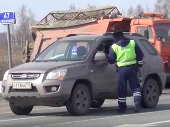 В Челябинской области сотрудники ГИБДД рассказывают водителям о режиме самоизоляции
