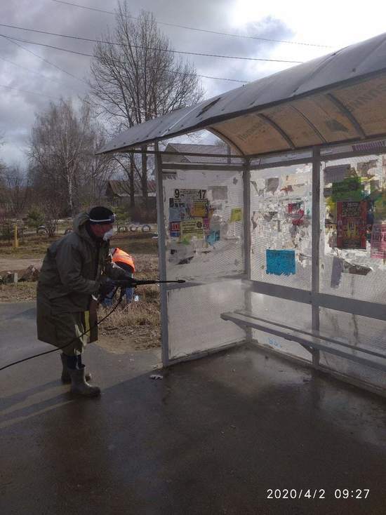 В Кимрах Тверской области люди в спецкостюмах обрабатывают остановки