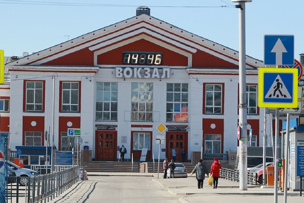 Барнаул железная дорога. Вокзал Барнаул, Барнаул. ЖД вокзал Барнаул. Алтайский край Барнаул вокзал. Барнаул вокзал поезд.