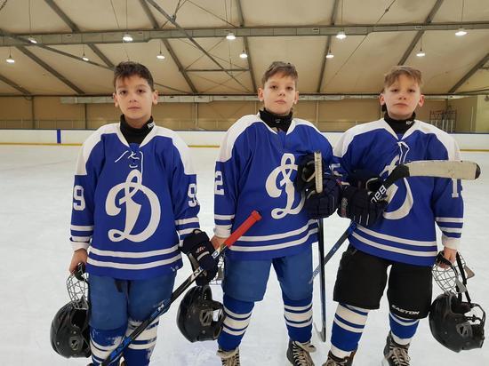 Трое братьев из Волгоградской области играют в одной хоккейной команде