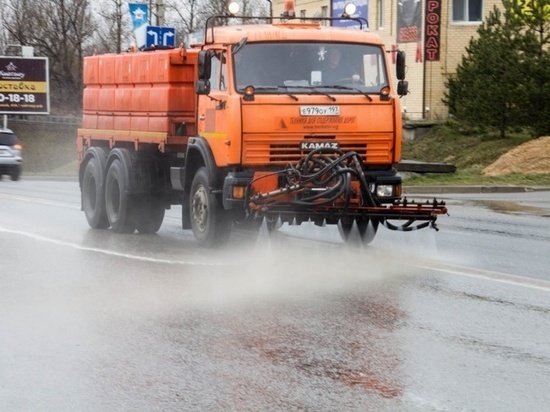 В Смоленске проводят противовирусную обработку улиц
