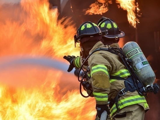 В Салехарде пожарные спасли пьяного мужчину из горящей квартиры