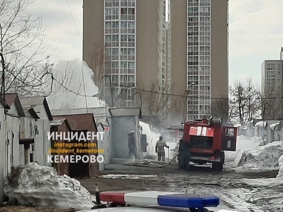 Неизвестный устроил пожар в частном гараже в Кемерове