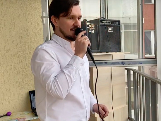 В Челябинске оперные певцы выступили на балконе