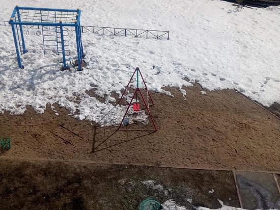Детские площадки в Кемерове начали обматывать сигнальной лентой