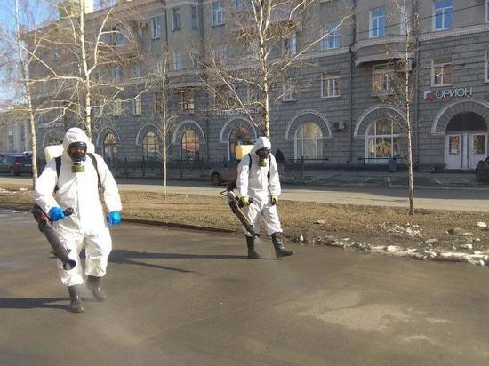 Люди в защитных костюмах продезинфицировали улицы Барнаула