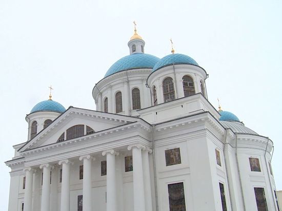 Митрополит Феофан совершил крёстный облёт Казани на вертолёте