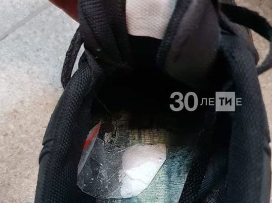 Татарстанец пытался улететь со спрятанными в обувь наркотиками