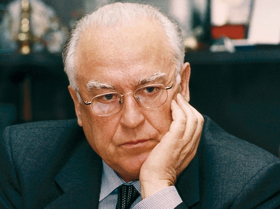 Речь идет о передаче ей двух домов и земельного участка в поселке Горки-10