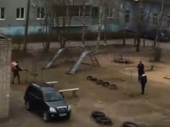 В Вышнем Волочке Тверской области дезинфицируют детские площадки