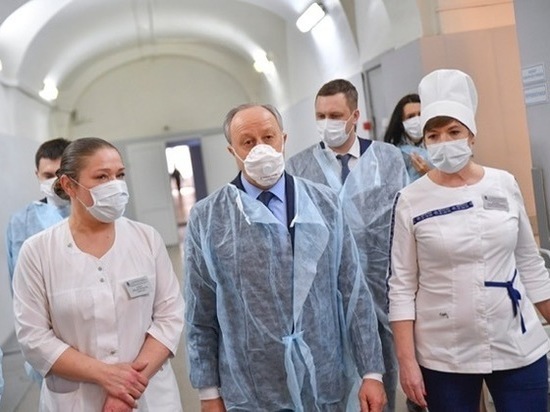 Губернатор Валерий Радаев в защитной маске осмотрел больницу, где будут спасать саратовцев от коронавируса