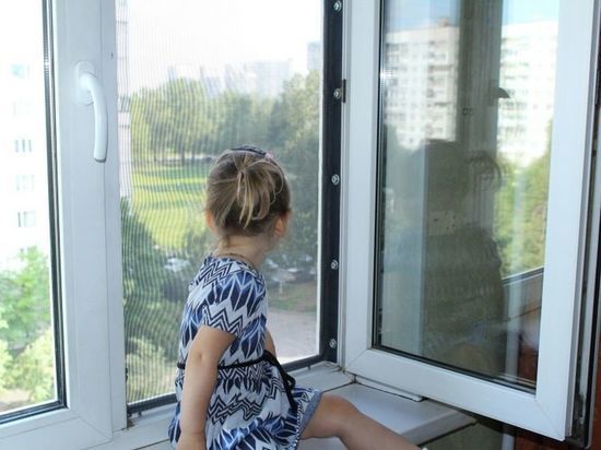 В Тверской области из окна квартиры выпала четырехлетняя девочка
