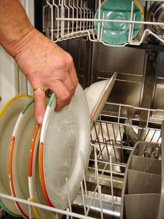 Немецкие эксперты назвали лучшие таблетки для посудомоечной машины