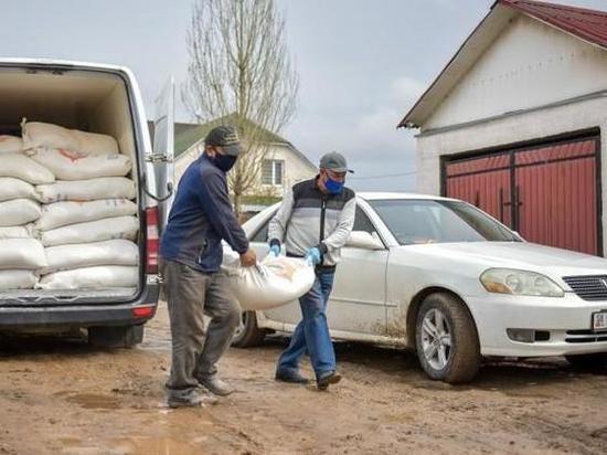 В Бишкеке волонтеры жалуются на препятствия по развозу продуктов нуждающимся