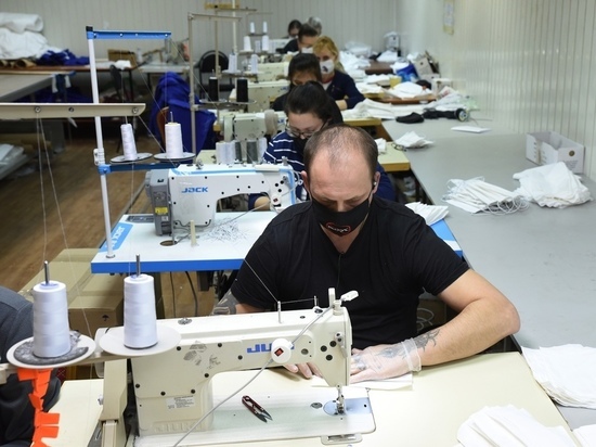 Семь предприятий Курска шьют защитные маски