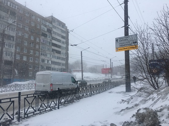 В соцсетях появились кадры снежных завалов по дороге в Териберку